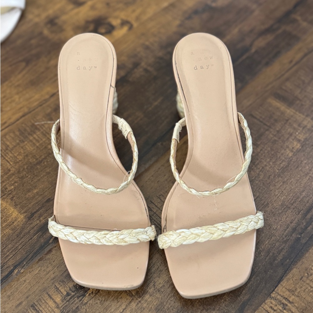 Chunky heels
Straw detail